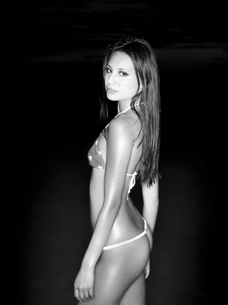 Vrouw in bikini bij nacht — Stockfoto