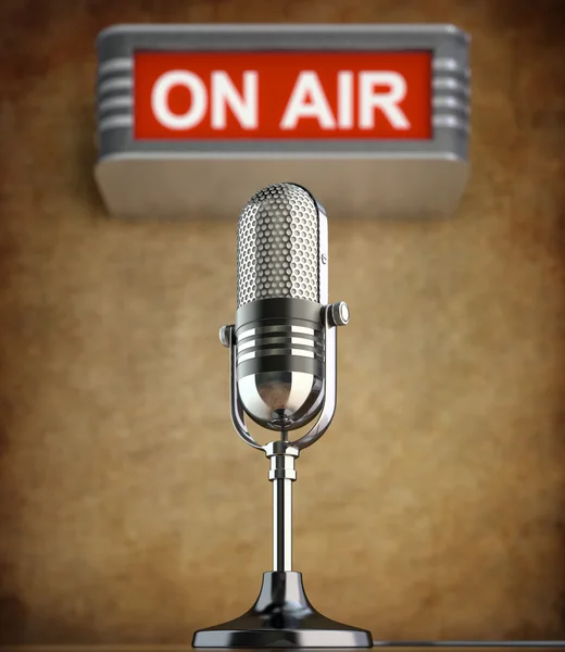 Retro-Mikrofon im alten Studio mit On-Air-Schild — Stockfoto