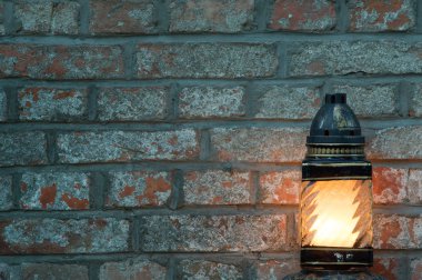 metin alanı bir tuğla zemin üzerine mum