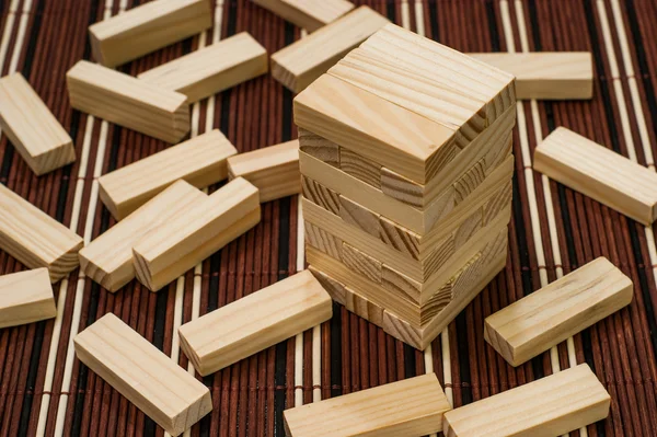 Wieża drewniana bloków i bloków rozsianych po całym Zdjęcie Stockowe