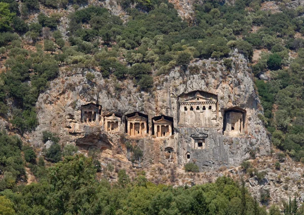 Могилы древних правителей Ликии в скалах на берегу реки Далянь в Турции — стоковое фото