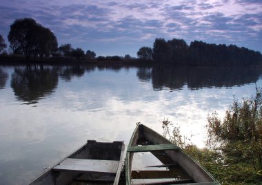 Serin bir Ekim sabahı Desna Nehri manzarası