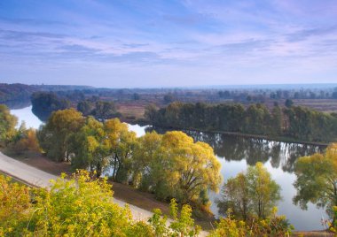 Novgorod-Seversky mahallesindeki Desna Nehri manzarası serin bir ekim sabahı