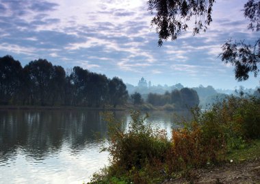 Novgorod-Seversky mahallesindeki Desna Nehri manzarası serin bir ekim sabahı