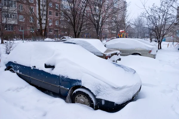 Auto ve sněhu — Stock fotografie