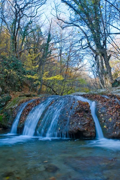 Cascata in un canyon di montagna — Foto Stock