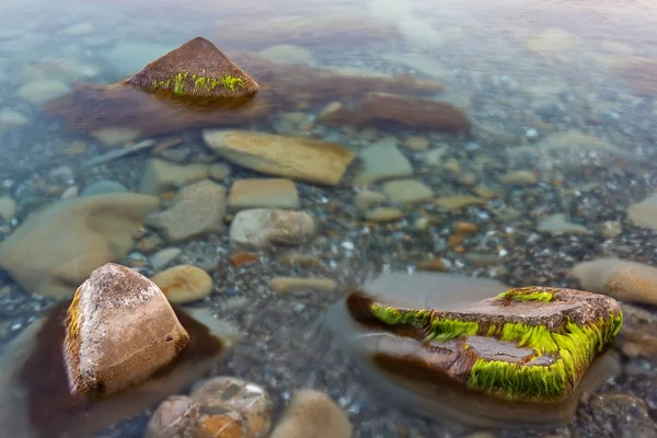 Stnes in einem transparenten Meer — Stockfoto