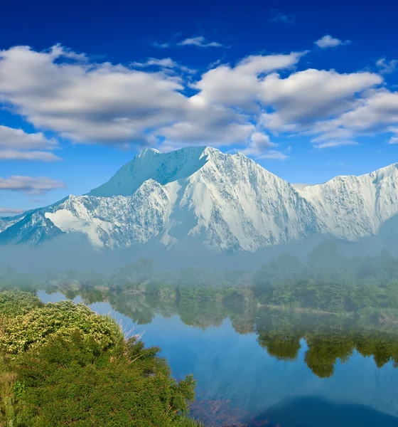 Berge jenseits eines Sees — Stockfoto