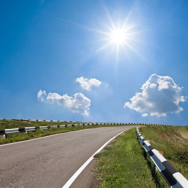 Asfaltová silnice pod sluncem jiskra — Stock fotografie