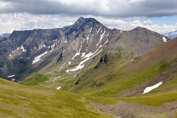 Berg scen under en täta moln — Stockfoto