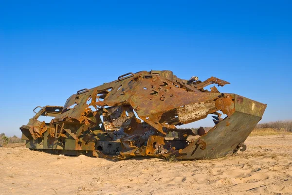 Transportador de soldados danificado em um deserto — Fotografia de Stock