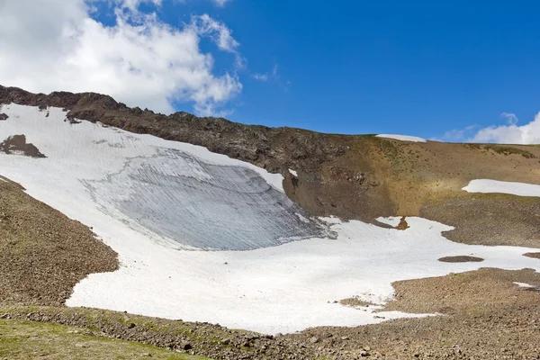 Declive de colina em uma neve — Fotografia de Stock