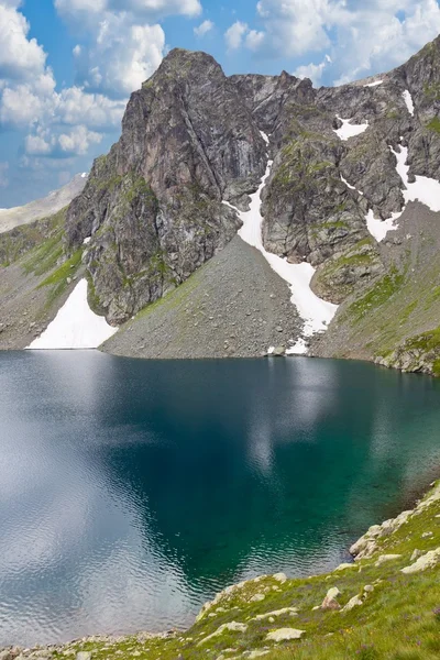 Rock weerspiegeld in een water — Stockfoto