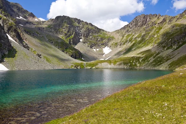 Emerald lake i en Bergdal — Stockfoto