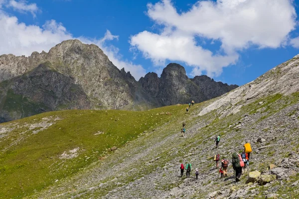 Grupo de excursionistas en una montaña — Foto de Stock