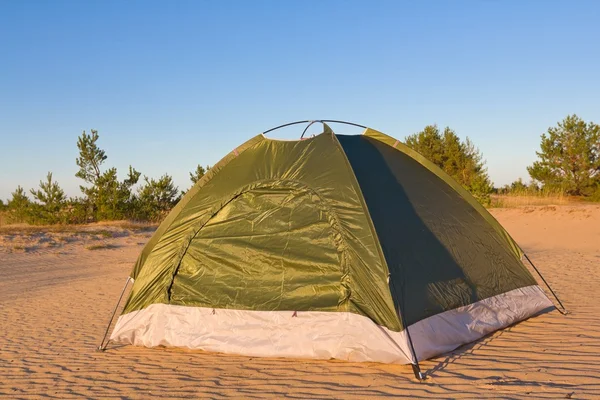 旅游帐篷在沙子中 — 图库照片