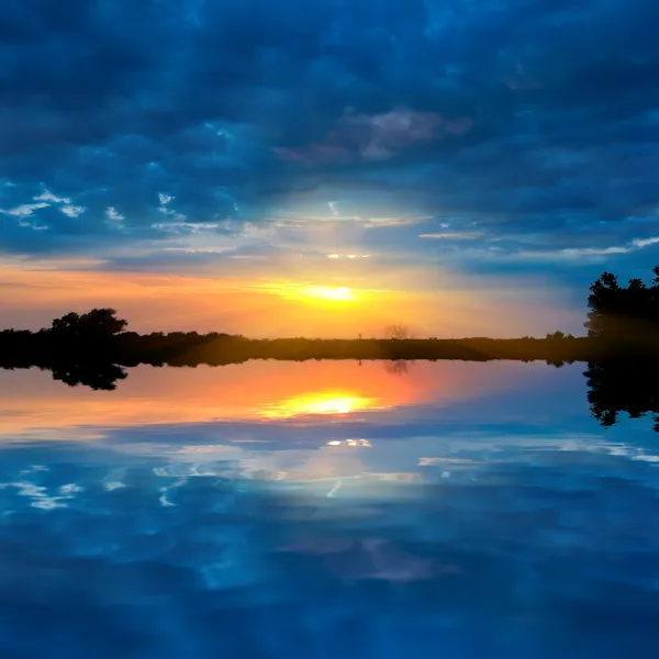 Drammatico tramonto su un lago — Foto Stock