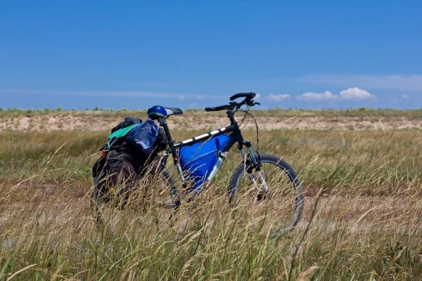 Bicicleta turística em uma estepe — Fotografia de Stock