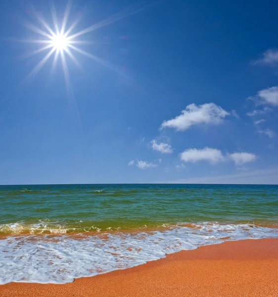 Sommer heißer Strand am Meer — Stockfoto