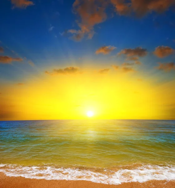 Pôr-do-sol dramático num mar — Fotografia de Stock