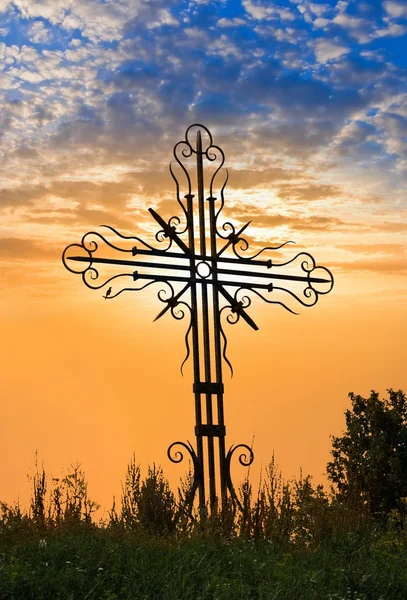 Christliches Kreuz auf einem Abendhimmel Hintergrund — Stockfoto