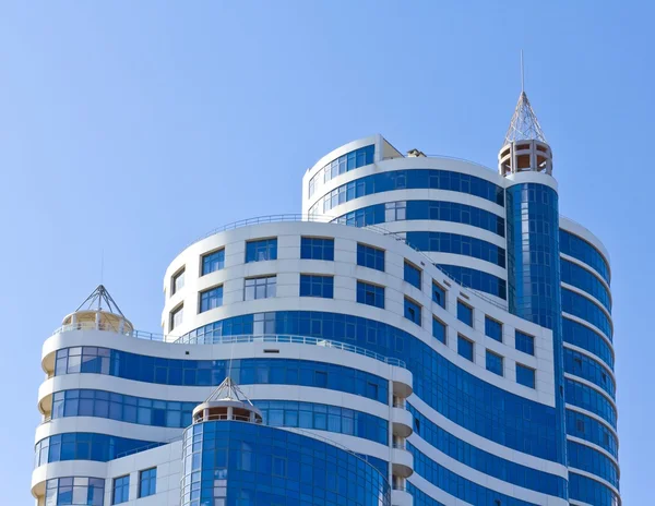 Stadtgebäude auf blauem Himmel — Stockfoto