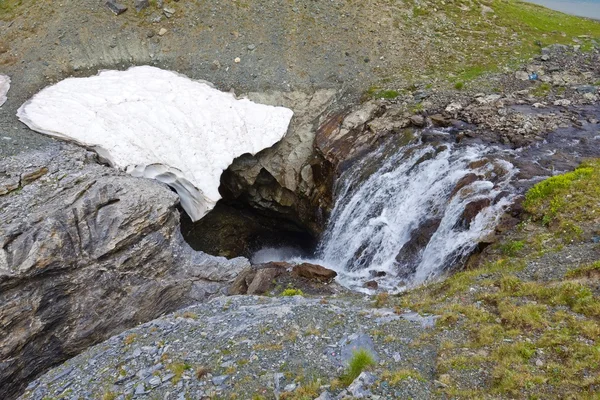 Rzeka spada w dół do jaskini — Zdjęcie stockowe