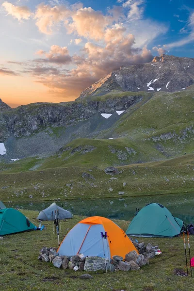Turistiska camp på tidigt på morgonen — Stockfoto