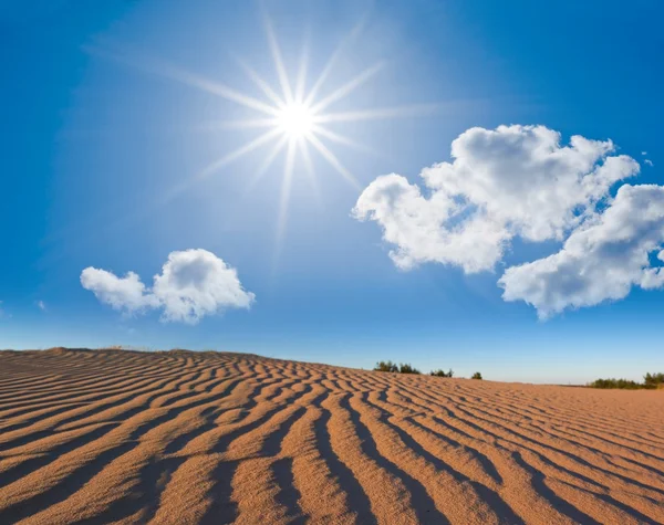 Deserto di sabbia sotto un sole scintillante — Foto Stock
