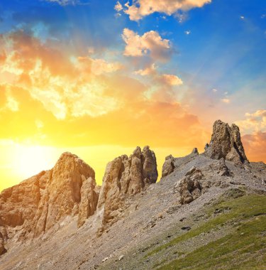 bir dağlarda günbatımı