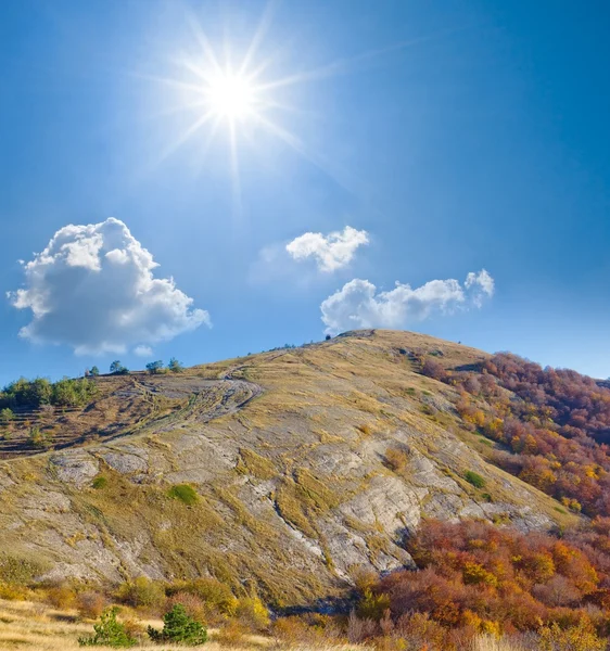 Zonnige dag in een bergen — Stockfoto