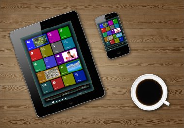 tablet pc telefon ve ahşap zemin üzerine kahve