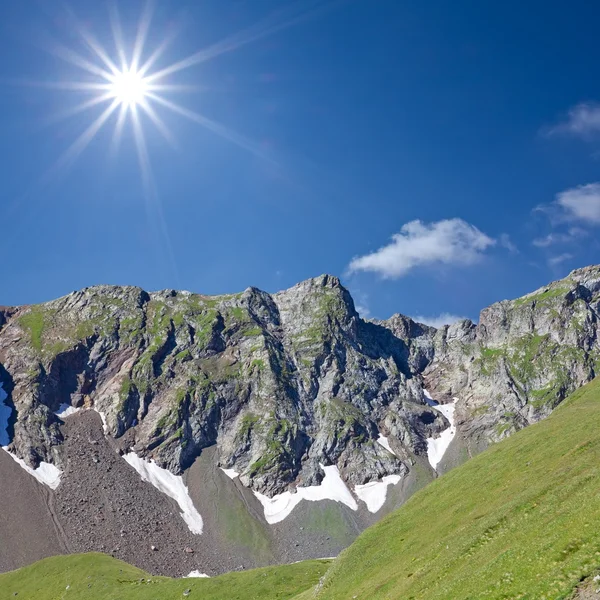 Yeşil dağlar tarafından güneşli bir gün — Stok fotoğraf