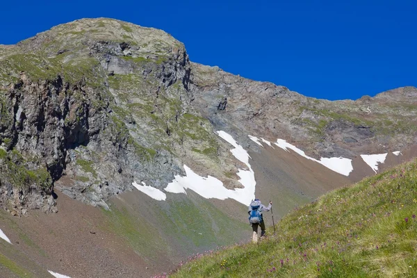 Escursionista salire un passo di montagna — Foto Stock
