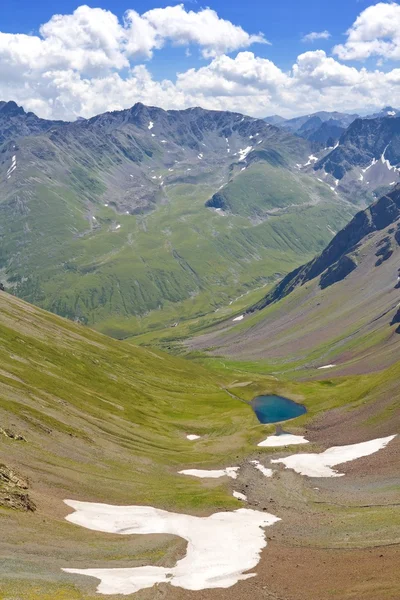 Pequeno lago verde em um vale de montanha — Fotografia de Stock