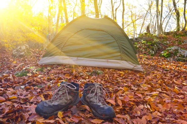 Scarponi da escursionista vicino a una tenda — Foto Stock