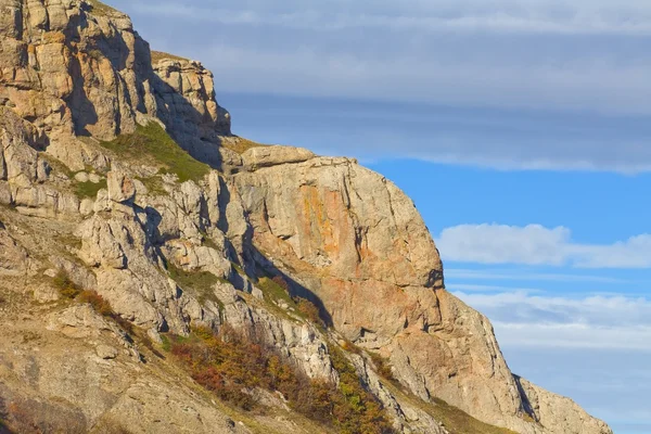 Precipício de uma rocha em um fundo azul céu — Fotografia de Stock