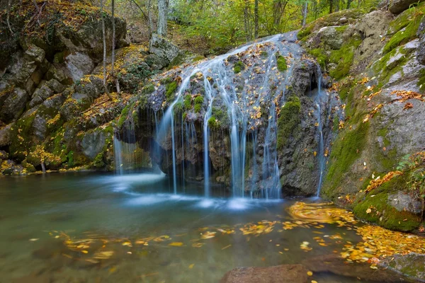 Petite cascade sur une rivière de montagne — Photo