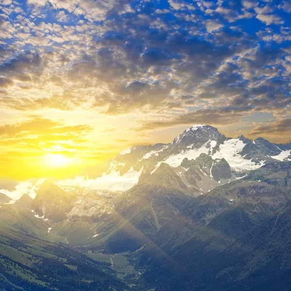 Abendliche Bergszene — Stockfoto