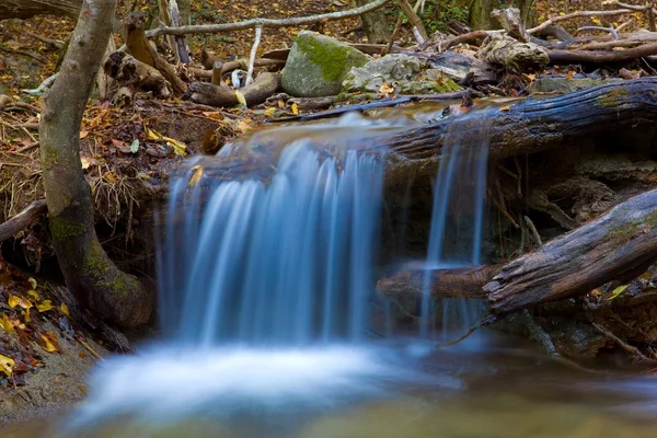 Cascada de agua en un río — Foto de Stock