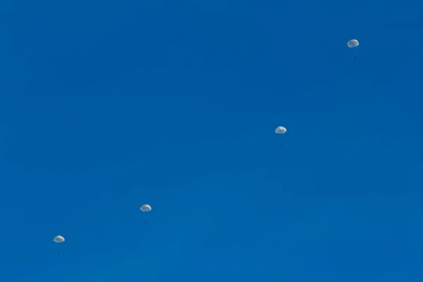 Paraquedistas voadores — Fotografia de Stock