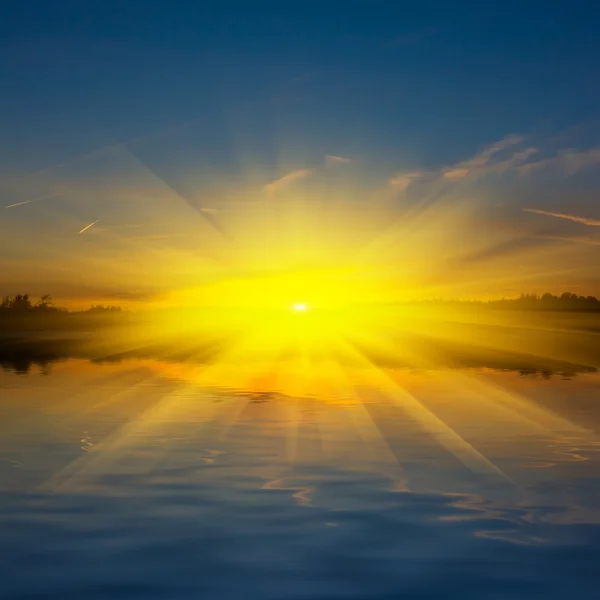 Dramatische zonsondergang over een meer — Stockfoto