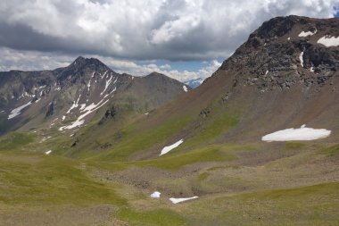 dağ sahne yoğun bulutlar altında