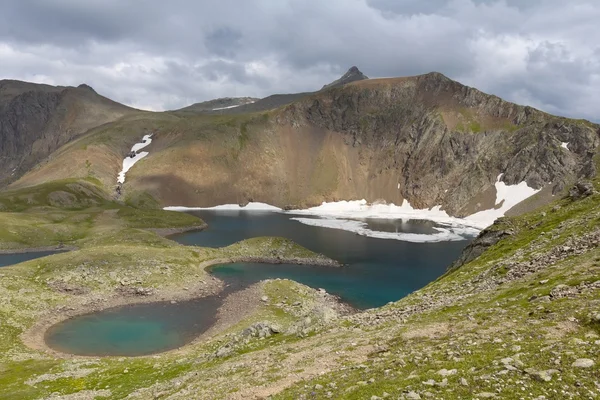 Valle de la montaña con lagos esmeralda — Foto de Stock