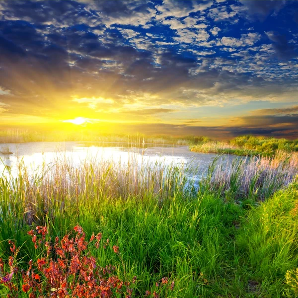 Drammatico tramonto su un lago — Foto Stock