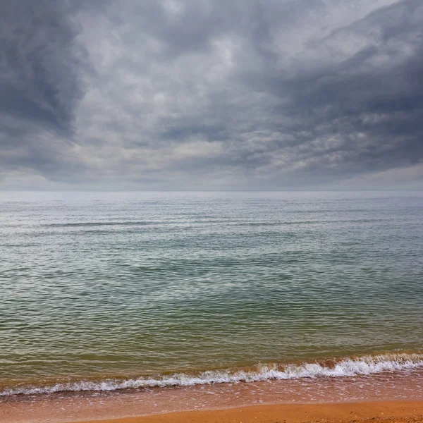 Mar tranquilo bajo un cielo denso — Foto de Stock