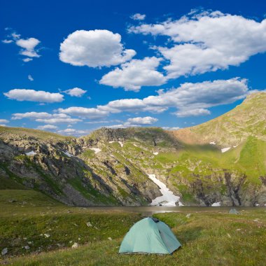 bir dağa vadide turistik kampı