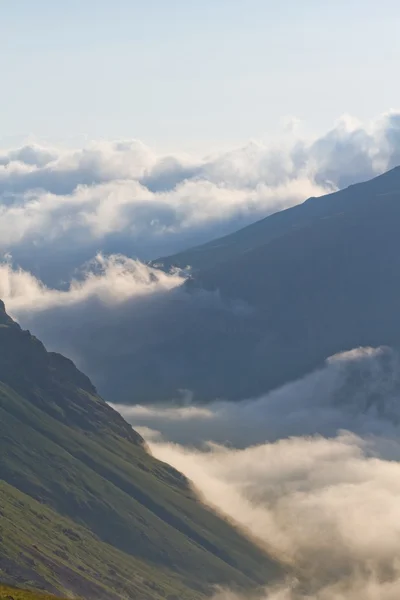 Cena de montanha em nuvens — Fotografia de Stock