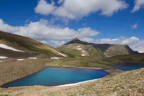 Emerald lake in een vallei — Stockfoto