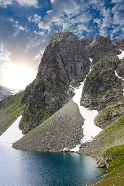 Monte mantello e lago di smeraldo — Foto Stock